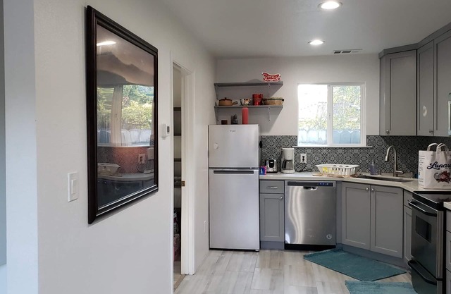 Entire Remote work, pet-friendly (dog door), 2 bed/2 bath fully furnished house