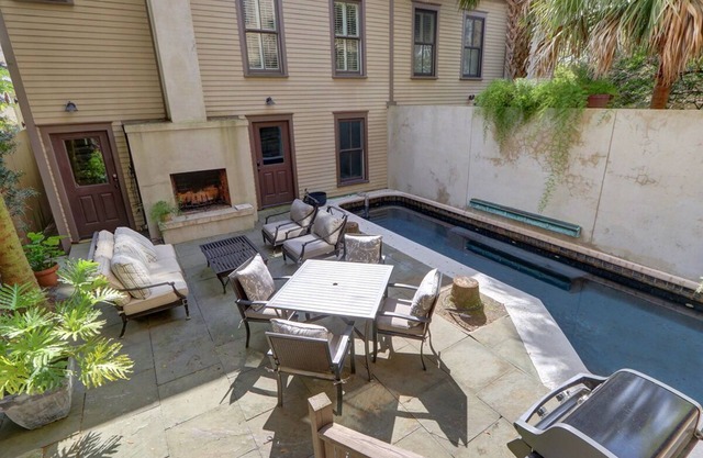 Entire Savannah Estate w/Saltwater Pool