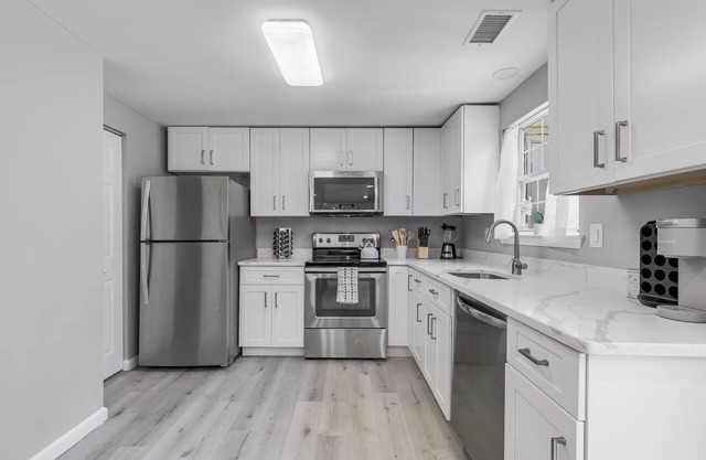 Entire townhome in Largo, MD, close to Washington DC!