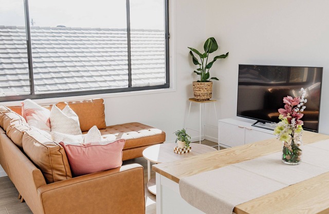 Entire unit 11 kms to Goldcoast Airport for family holidays 2 rooms 4KS beds