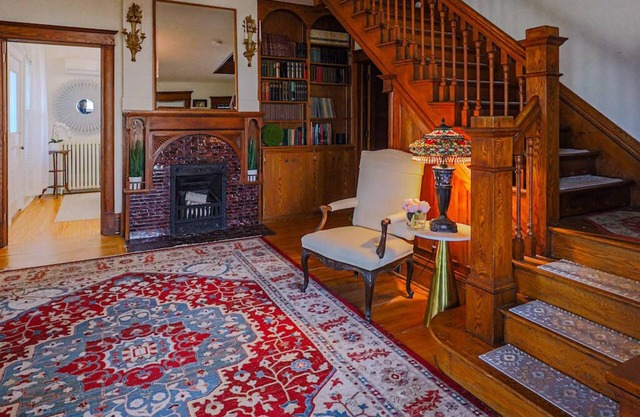 Entire Victorian House, Large Yard, Fire Pit, Walk to Lake, Patio, Yard Games