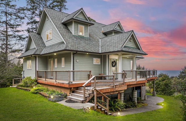 Epic ocean views w/easy walk to beach from this pet-free private retreat!
