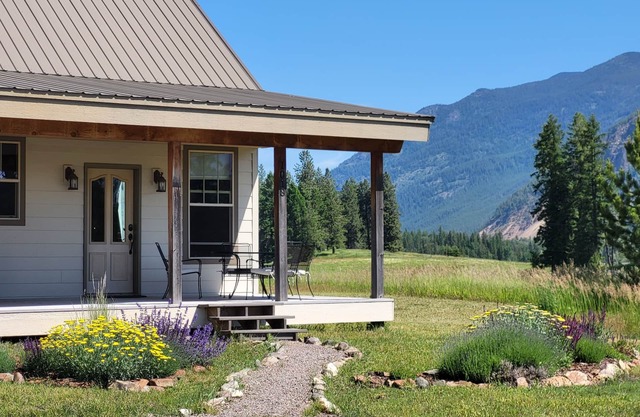 Epic Views - Peaceful, Eco-friendly Home - 30 Minutes to Glacier National Park