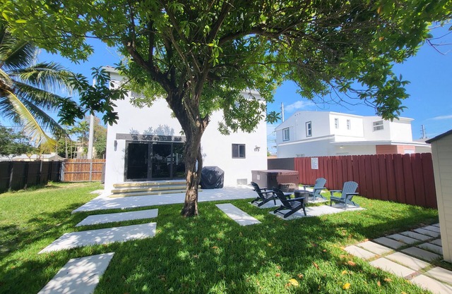 Epicenter of Miami. Bright & spacious entire home with huge backyard