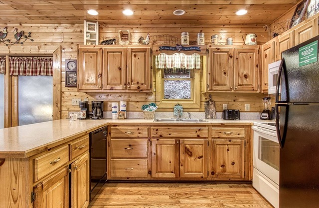 Er305- Bear Right Inn- Great Location- Close To Town 9 Bedroom Cabin by RedAwning