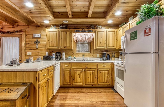 Er312- Bear Mountain Memories- Great Location- Close To Town 6 Bedroom Cabin by RedAwning