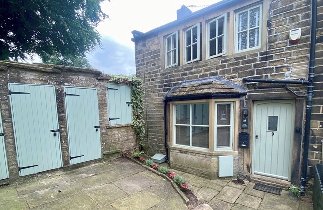 ERIN COTTAGE, pet friendly, character holiday cottage in Haworth