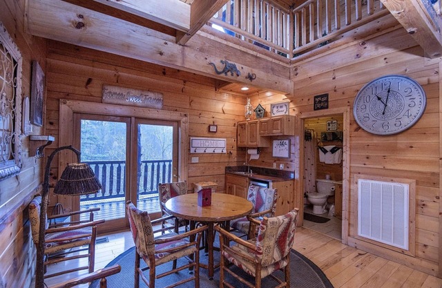 Ern854 - Wagon Wheel Lodge - Great Location! Close To All The Action! 9 Bedroom Cabin by RedAwning