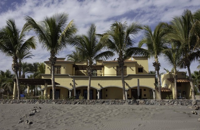 Escape To An Ocean Front Five Star Paradise : A 10 minute walk into Loreto