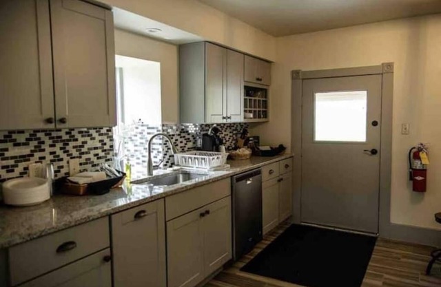 Escape to Center Valley's 3-bedroom vacation home, 13 min to Dorney Park