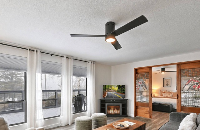 ✨Escape to Manor Hill Haven! Accessible 2BR retreat with hot tub, modern comfort & mountain views. Perfect for families, couples & business travelers.