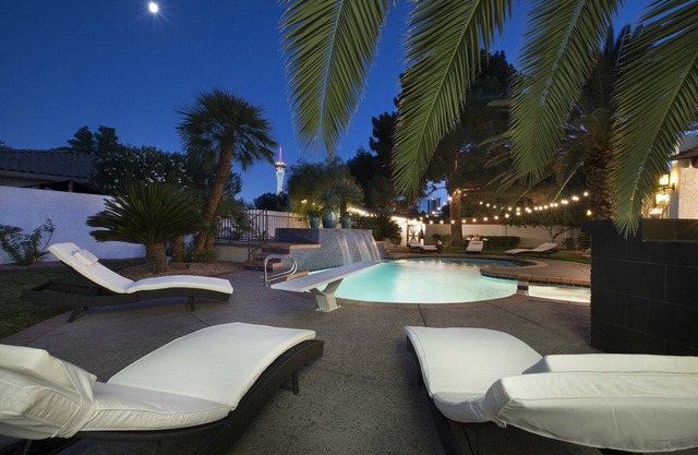 Escape To Modern Luxury-1.5 Miles to the Strip! Close to everything!