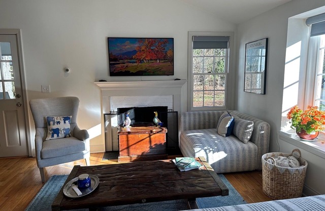 Escape to 'River Cottage. Ready for hiking, fishing, or a peaceful break?