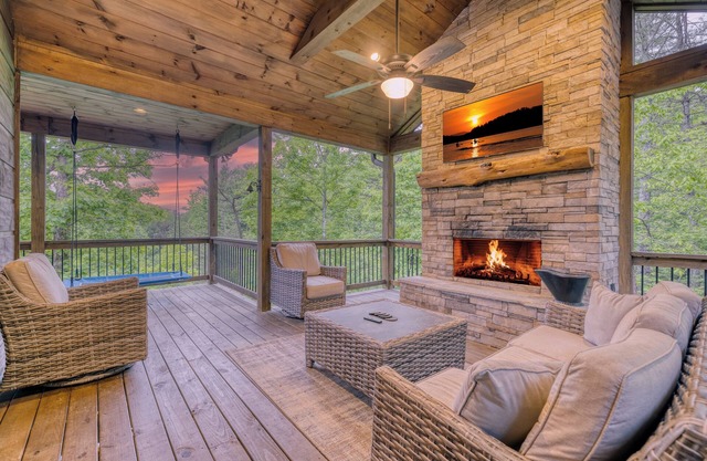 Escape to Serenity! Custom Crafted Cabin! Hot Tub!