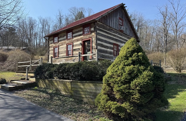 "Escape to Serenity: Spruce Creek Guest Cabin – Your Perfect VRBO Retreat!