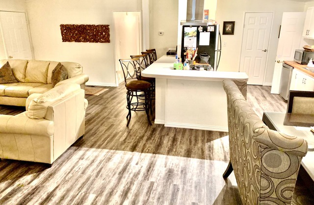 Escape to the country and 21 acres. Sleeps 6 - W. Side minutes to Lake Texoma