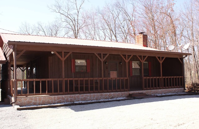 Escape to the lake 2 Bedroom Cabin, Boat Parking & Ample Outdoor and Deck Space.