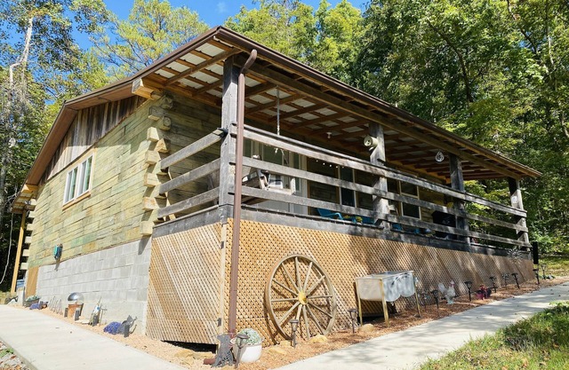 Escape to your cozy cabin near Daniel Boone