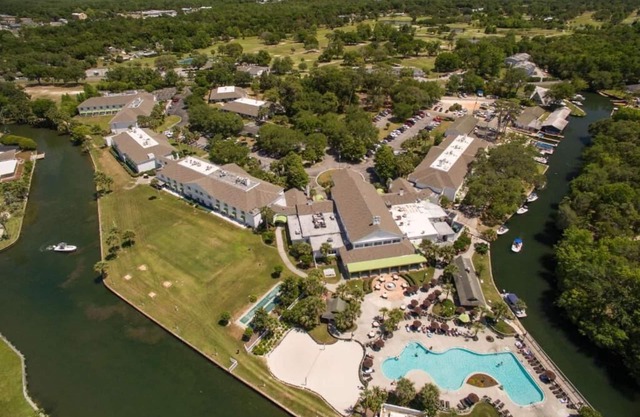 Escape with Nature! 2 Garden View Rooms Near Three Sister Springs! Pool, Parking