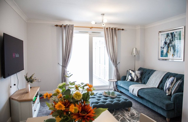 ESONGRACE Stays - Stylish quaint three bed home