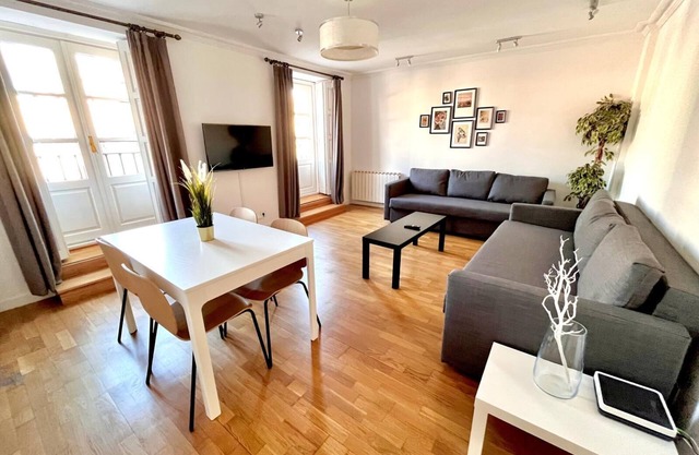 Espacios Blanco Plaza Mayor LUX: two rooms, 5 beds, balconies with views of the Plaza Mayor itself!