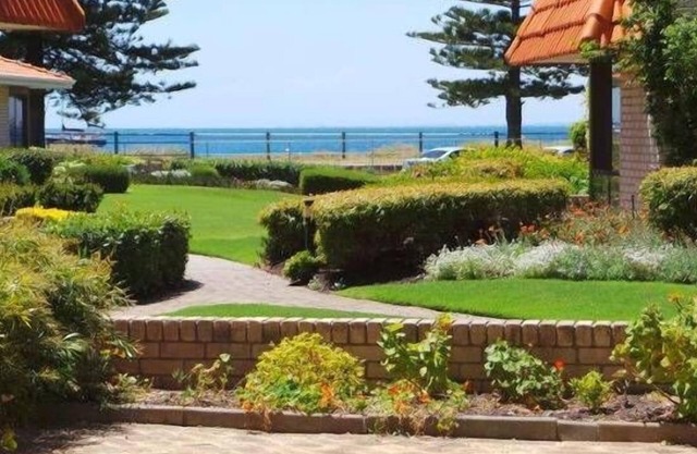Esplanade Rockingham, opposite the beach