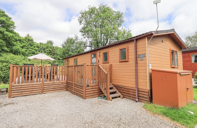 ESTHWAITE LODGE, pet friendly, with a garden in Windermere