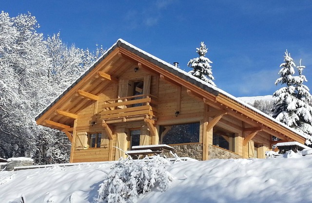 ETERLOU chalet in solid wood, on the ski slopes, facing south