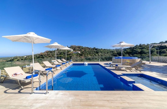 Etesians Villa, Heated Pool & Spa Whirlpool, BBQ, By ThinkVilla