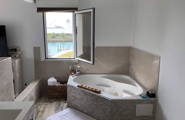 European designed townhouse with boat dock access and 5 mins walk from beach.