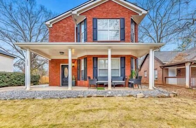Eva’s Compound – Downtown ATL Oasis (18 Guests)