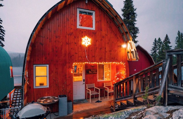 Everly's Hideout near Kelowna & Big White, Sleeps 4, Fire Table, Lakefront Deck