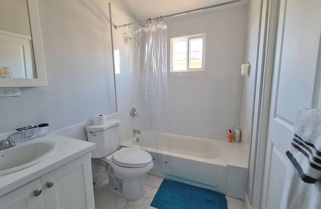 Evertonbnb448 - Charming 2-bedroom house in Old Harbour with WiFi, AC
