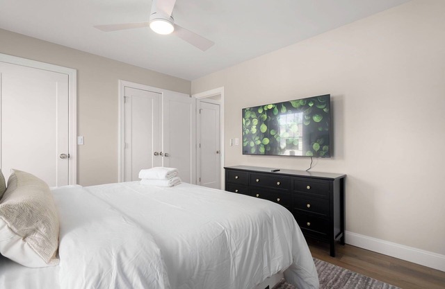 EVERYTHING NEW 5 Bedroom > 1.5 Miles from ND – Perfect for Groups & Game Days!
