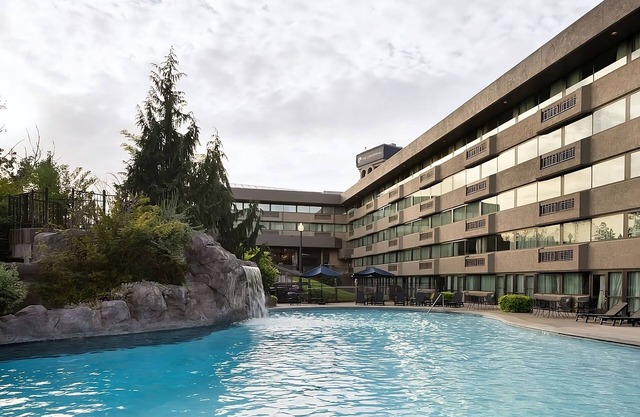Everything You Need For The Perfect Vacation! Outdoor Pool, Pets Are Welcome!