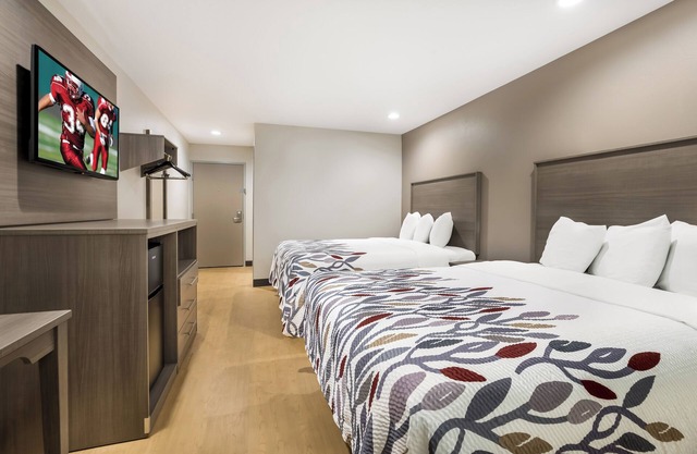 Everything You Need For The Perfect Vacation! 2 Units, Free Parking, Pets Allowed