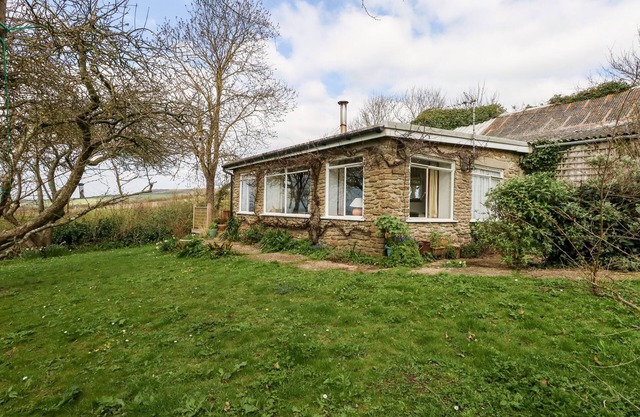 EWELEAZE, pet friendly, country holiday cottage in West Bexington