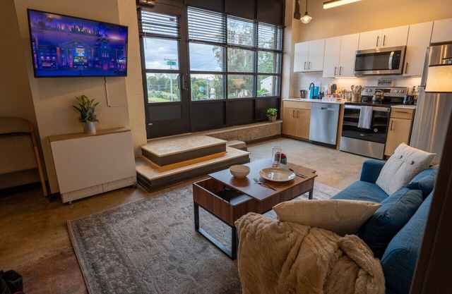 Excellent 2BR Apartment Uptown - Walkable - Safe