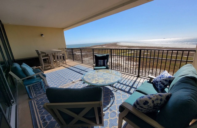 Excellent ! 5- Star beachfront condo.