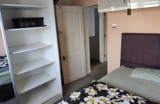 Excellent double bed room within easy reach of Heathrow Airport