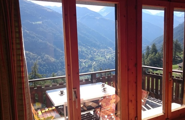 Excellent location in the heart of Val d'Anniviers, with unique views of the peaks