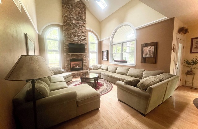Excellent Location, Super Clean, Super Spacious, Near Bay & Downtown Annapolis