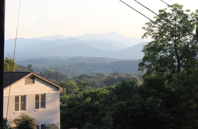 Excellent Mountain Views and Short Walk to Downtown Asheville