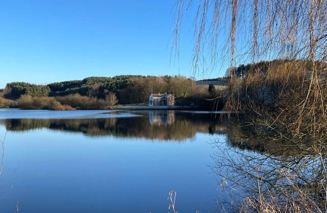 Exceptional 3 Bedroom Detached House with Private Lake and Large Gardens