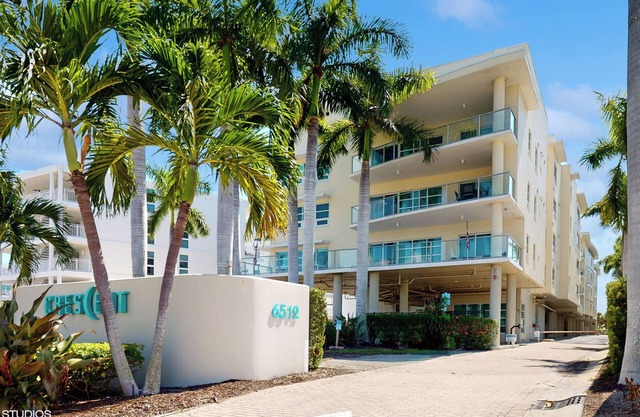 Exceptional Beachfront condo on Crescent Beach