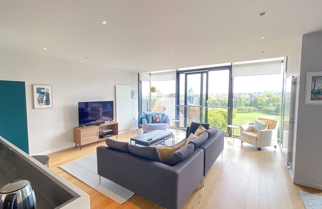 Exceptional city living with breathtaking views. Sleeps 4.