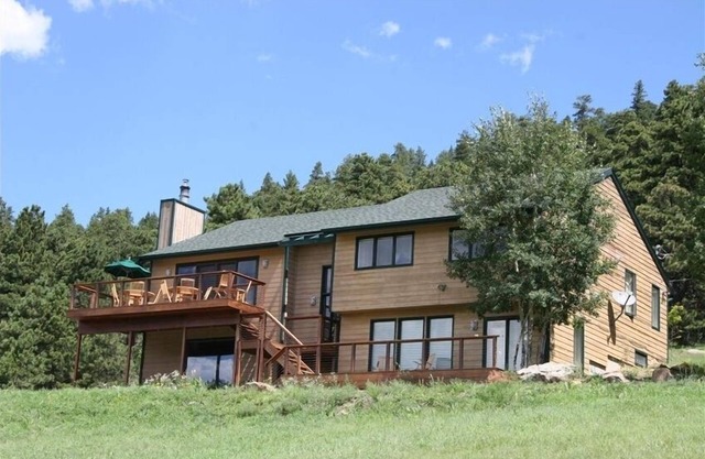 Exceptional Contemporary Mtn. Home near Red Rocks & Denver with Gourmet Kitchen