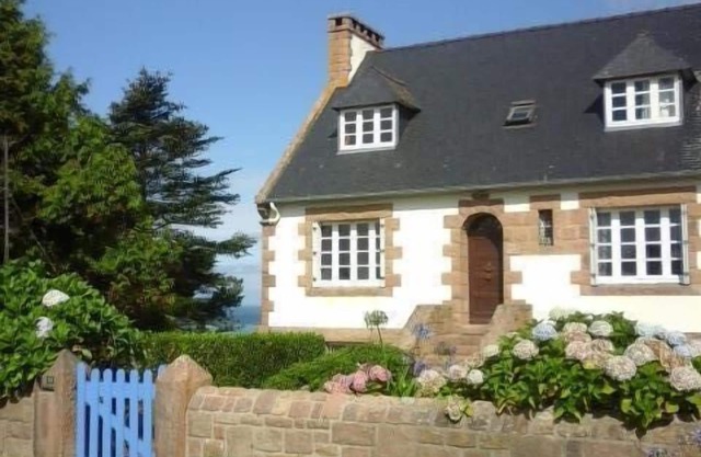 Exceptional family home with sea view, sleeps 9/10. Pink granite coast