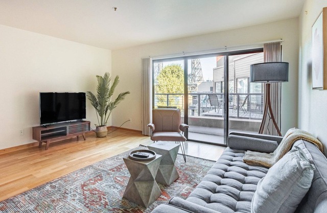 Exceptional Old Town 1BR, near Dining, Bars & Tech Hubs, by Blueground