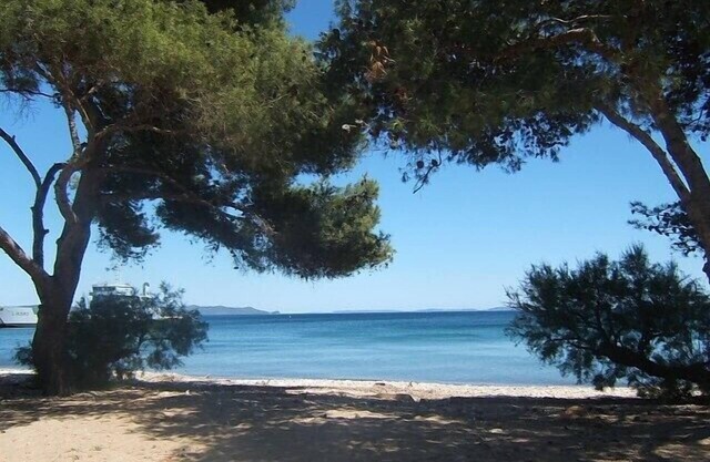 EXCEPTIONAL S. Berriau BEAUTIFUL T3 waterfront/garden level-Direct access plag